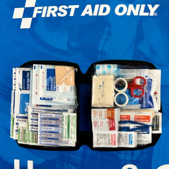 FIRST AID ONLY Home & Go First Aid Kit 312 pieces - Picture 8 of 11